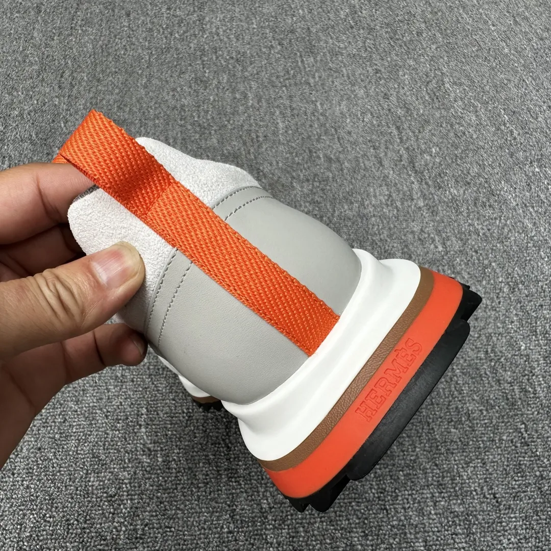 HERMES/爱马仕 Leader运动鞋! 多色拼接高科技斜纹、小牛皮和麂皮山羊皮运动鞋。轻盈几何鞋底,打造时尚都市造型。 产品详情: 白色和橙色橡胶鞋底 黑色橡胶鞋底,橙色橡胶嵌饰浅自然色皮革嵌饰白色橡胶鞋头 米色羊羔皮内底和内衬 棉质饰带,橡胶字样 鞋底高度:4cm 尺码:39-40-41-42-43-44(38.45订做) 💰330