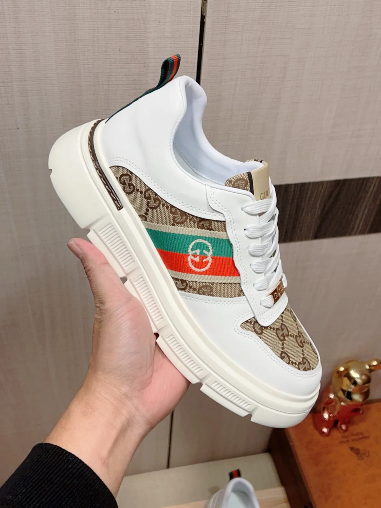 新款: 厂价:220💰💰🎩🎩[闪电][闪电] 《 古奇Gucci* 》 最新&bull;爆款休闲鞋，顶端品牌[勾引]奢侈～代购，顶级～质量。[强]鞋面選用进口透气牛皮搭配布材质➕透气羊皮垫脚（&bull;）精细做工。原版个性时尚柔软橡膠耐磨防滑大底，上脚轻巧舒适，实物拍摄🎬實物更好看，122:码: 38-44，2️⃣色入选