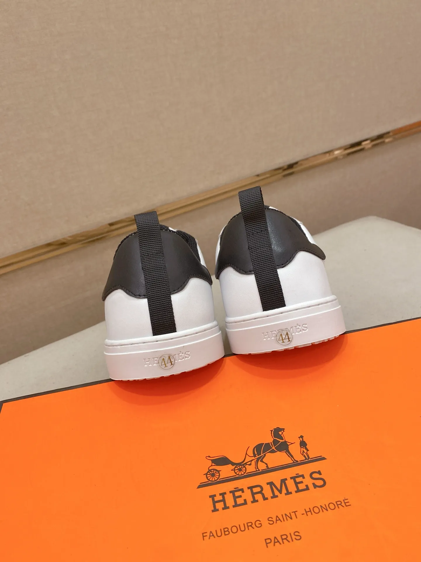 工厂价: 200💰情侣款💏《HERMES》【经典原单•版本】爱马仕;顶级🔝代购🔍🔍最新🇺🇸专柜同步发售,意大利进口原版▲▲牛皮▲▲做工考究(意大利🇮🇹进口水染🐂牛皮内里)鞋底:原厂特供原版底,⚠️独家双层活动·TPR·橡胶·组合成型大底; 男女码数:36-44(可定做45/46不退换)