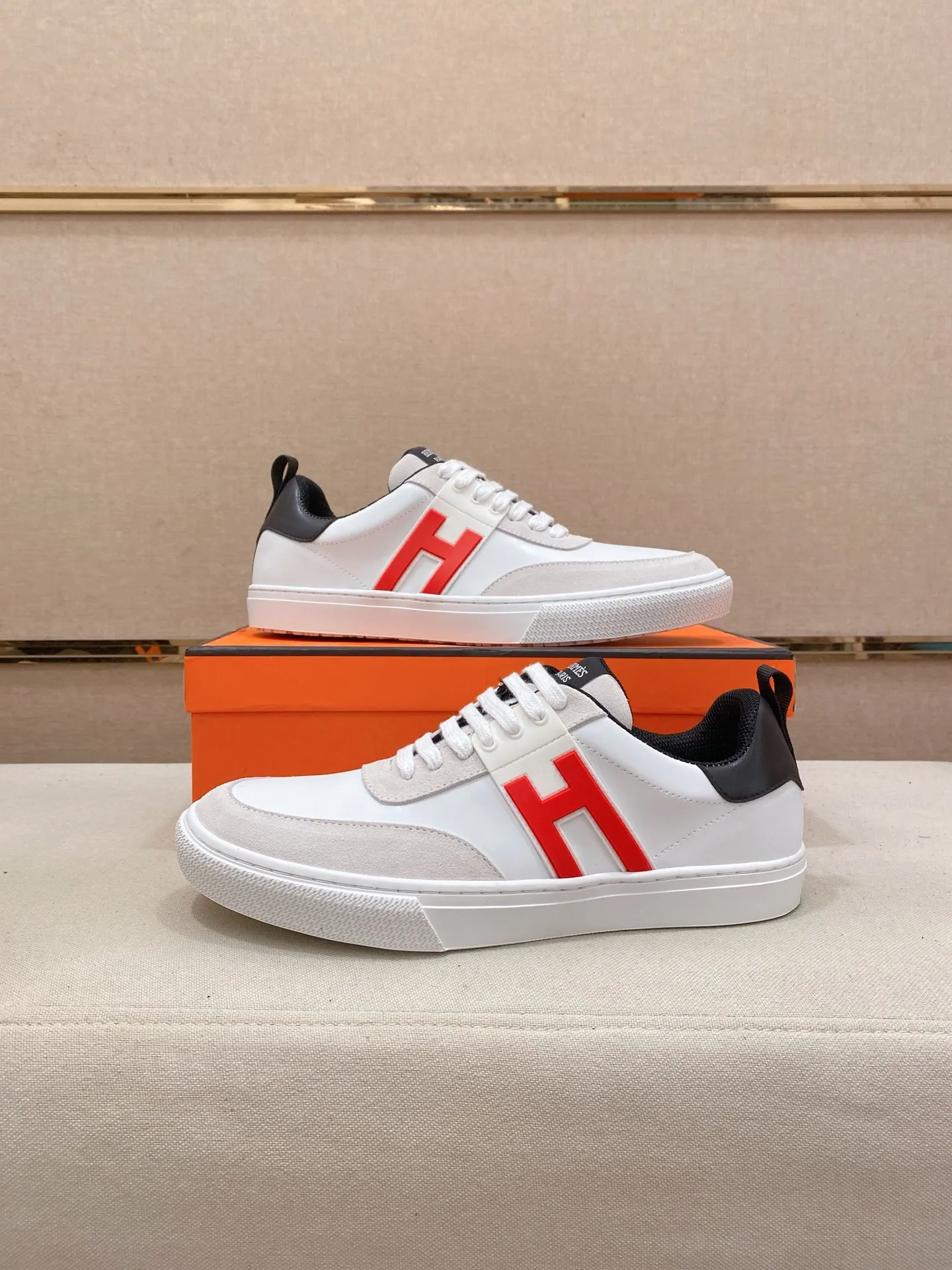 工厂价: 200💰情侣款💏《HERMES》【经典原单•版本】爱马仕;顶级🔝代购🔍🔍最新🇺🇸专柜同步发售,意大利进口原版▲▲牛皮▲▲做工考究(意大利🇮🇹进口水染🐂牛皮内里)鞋底:原厂特供原版底,⚠️独家双层活动·TPR·橡胶·组合成型大底; 男女码数:36-44(可定做45/46不退换)