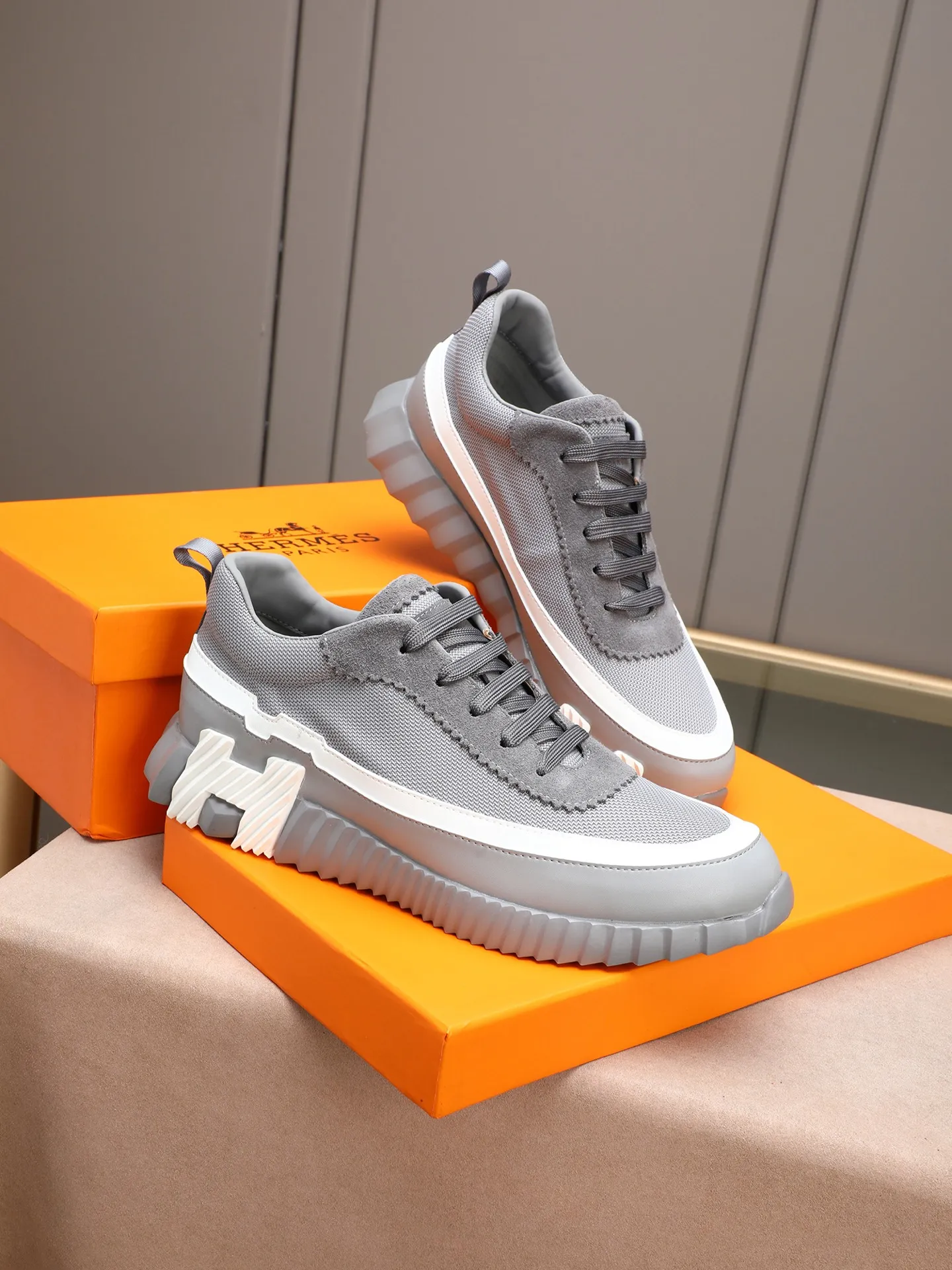 P210。H爱马仕运动鞋撞色系列，男士休闲运动鞋，鞋面小牛皮➕头层磨砂拼接打造，舒适透气羊里！质感十足，轻盈鞋底装饰撞色图案，打造百搭时尚风格。 Size：38-44（45定做）