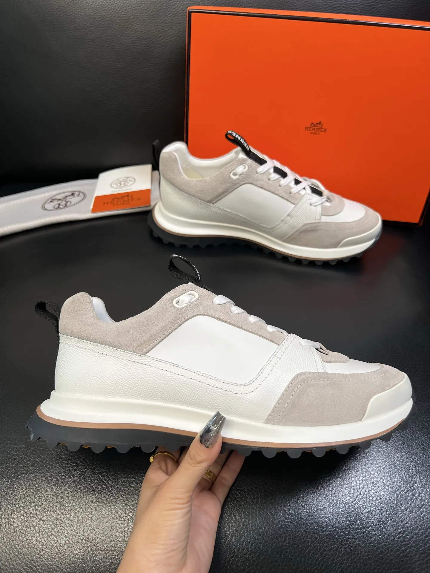 P250 Hermes 高品质 顶级代购 爱马仕 专柜同步发售原厂配置，意大利进口原版牛皮面料，高品质拼接工艺，全进口水染牛皮里垫，鞋底：原厂特供原版底超级舒适，原厂跟单货 欢迎对比，码数 38-44（ 订做 45 ）