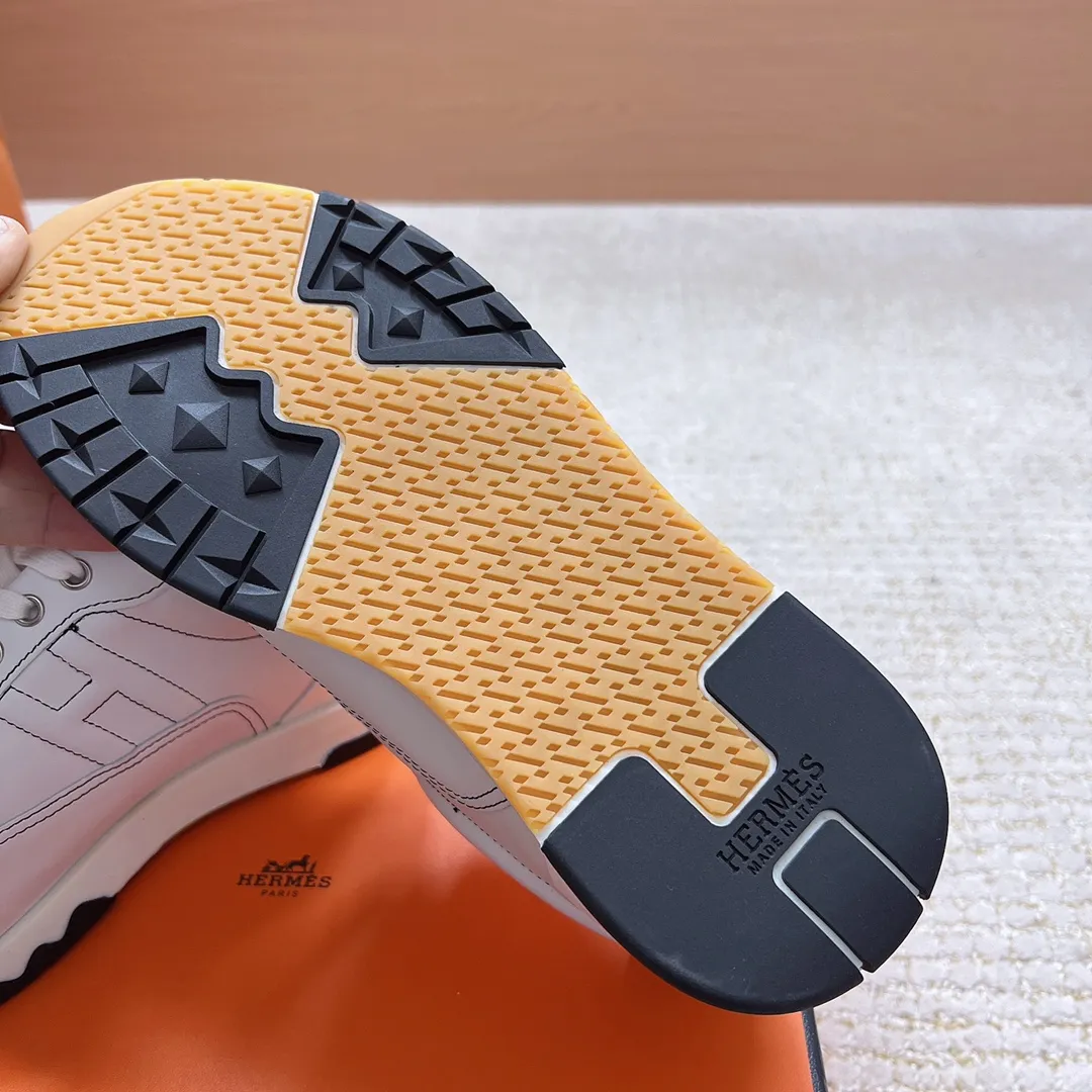 莞货hermes fw26 ne arrival～ 秋冬新款Trail运动鞋 Trail运动鞋款式，设计经典百搭，一脚蹬的样式方便穿脱，适合多种场合穿搭。品牌标识：爱马仕标志性的设计元素，彰显品牌身份。 采用牛皮材质，质感细腻，触感柔软，兼具舒适与高级感。提供丰富的色彩选择，包括深棕、黑色、米白、浅棕等，满足不同风格和搭配需求。做工精细，缝线工整，细节处体现品牌的精湛工艺，保证了鞋子的品质和耐用性。 size：35-45 P360男码+20