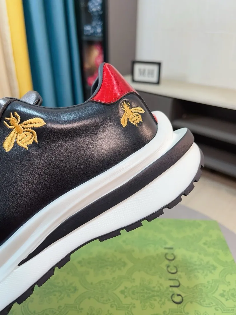 出厂价220🌹🌹GUCCI【古奇】新款男鞋高端品牌,最新時尚休闲男鞋,潮流百搭之款,轻松运动风,鞋面意大利进口头层牛皮 真皮内里 加超精细做工。原版个性时尚橡胶耐磨大底,上脚轻巧舒适,码数38-44