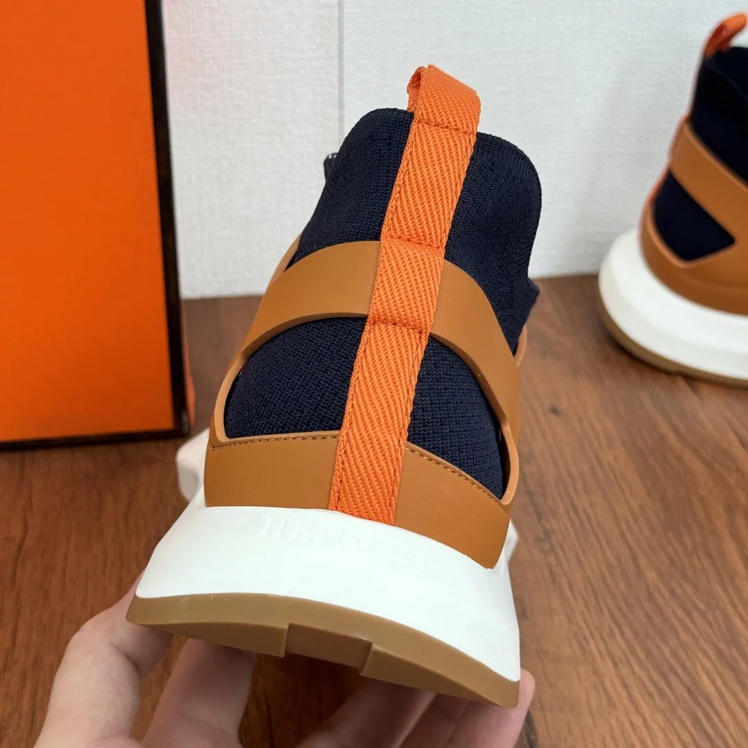 批330 HERMES/爱马仕 Katana男士运动鞋 厚底网布透气休闲鞋 这款运动鞋采用光滑小牛皮和针织网眼鞋面制成,鞋面几何镂空构型,套脚系带设计,配双色鞋带,鞋面及后跟饰以品牌徽标织带,搭配标志性“H”标识双色橡胶大底,厚度达4.5cm,对比色设计打造动感的现代造型,款式新颖时尚。柔软牛皮垫脚饰压纹徽标,时尚与舒适并存,上脚舒适透气有型。配全套包装防尘袋! 尺码:39-40-41-42-43-44 皮鞋码 可定制38.45.46不退换 货号:H242978 橘黑