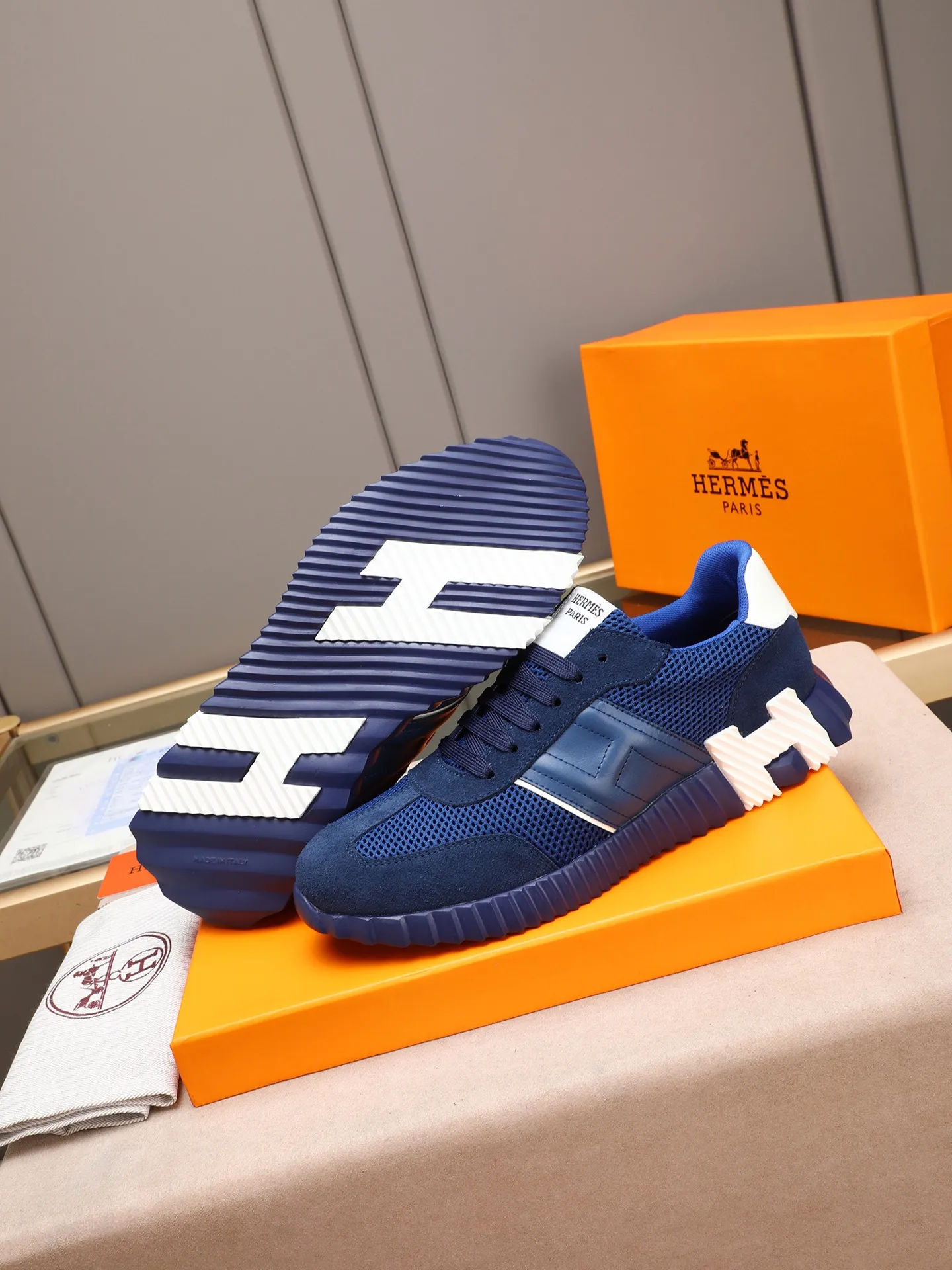 P210。H爱马仕运动鞋撞色系列，男士休闲运动鞋，鞋面小牛皮➕头层磨砂拼接打造，舒适透气羊里！质感十足，轻盈鞋底装饰撞色图案，打造百搭时尚风格。 Size：38-44（45定做）