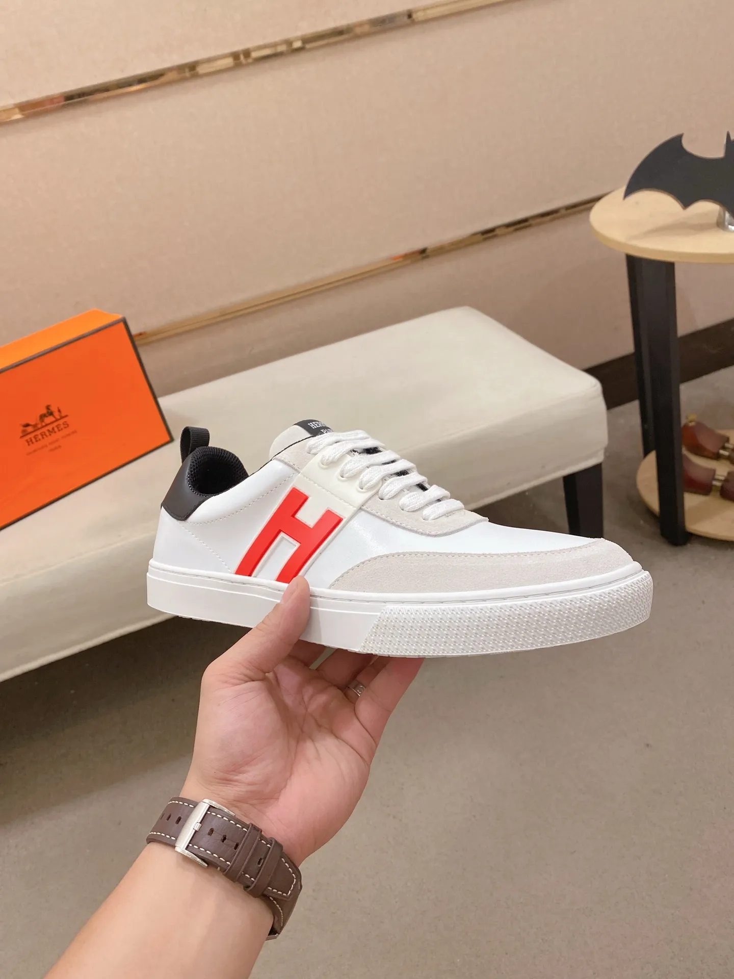 工厂价: 200💰情侣款💏《HERMES》【经典原单&bull;版本】爱马仕；顶级🔝代购🔍🔍最新🇺🇸专柜同步发售，意大利进口原版▲▲牛皮▲▲做工考究（意大利🇮🇹进口水染🐂牛皮内里）鞋底：原厂特供原版底，⚠️独家双层活动&middot;TPR&middot;橡胶&middot;组合成型大底; 男女码数：36-44（可定做45/46不退换）