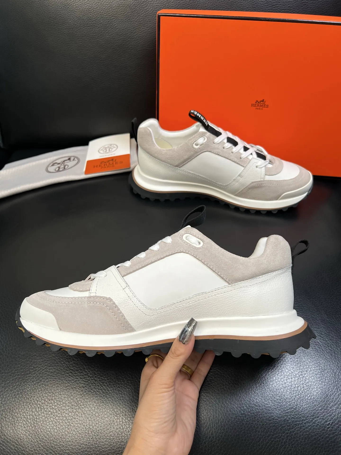 P250 Hermes 高品质 顶级代购 爱马仕 专柜同步发售原厂配置,意大利进口原版牛皮面料,高品质拼接工艺,全进口水染牛皮里垫,鞋底:原厂特供原版底超级舒适,原厂跟单货 欢迎对比,码数 38-44( 订做 45 )