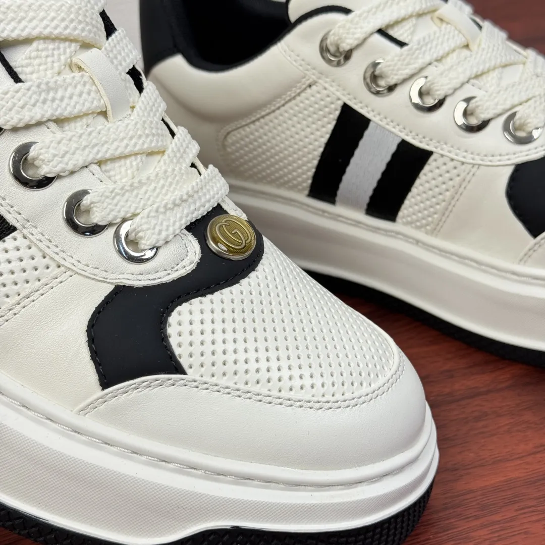 批380 Gucci/古驰 新款厚底男士小白鞋出货! 将复古格调与现代潮流完美融合。精选透气网眼与细腻皮革拼接,兼顾舒适与质感,标志性织带元素点缀鞋身,经典红绿、黑白配色碰撞出高级辨识度。厚底廓形巧妙修饰腿型,行走间自带轻盈感,粗麻绳鞋带与金属扣眼细节拉满,复古氛围扑面而来。无论是搭配西装裤还是牛仔裙,都能轻松驾驭通勤、约会等多元场景,马年焕新鞋柜,用这双鞋解锁意式优雅,让每一步都成为行走的时尚注脚,低调中彰显不凡品味。三色可选满足不同搭配需求,全套包装! 尺码:39-40-41-42-43-44皮鞋尺码 (可定制38.45.46) 货号:G852 白黑