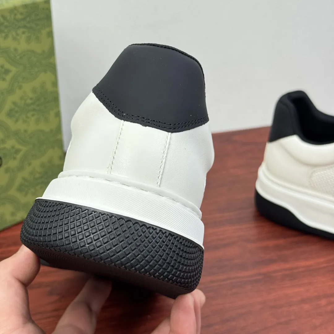 批380 Gucci/古驰 新款厚底男士小白鞋出货! 将复古格调与现代潮流完美融合。精选透气网眼与细腻皮革拼接,兼顾舒适与质感,标志性织带元素点缀鞋身,经典红绿、黑白配色碰撞出高级辨识度。厚底廓形巧妙修饰腿型,行走间自带轻盈感,粗麻绳鞋带与金属扣眼细节拉满,复古氛围扑面而来。无论是搭配西装裤还是牛仔裙,都能轻松驾驭通勤、约会等多元场景,马年焕新鞋柜,用这双鞋解锁意式优雅,让每一步都成为行走的时尚注脚,低调中彰显不凡品味。三色可选满足不同搭配需求,全套包装! 尺码:39-40-41-42-43-44皮鞋尺码 (可定制38.45.46) 货号:G852 白黑