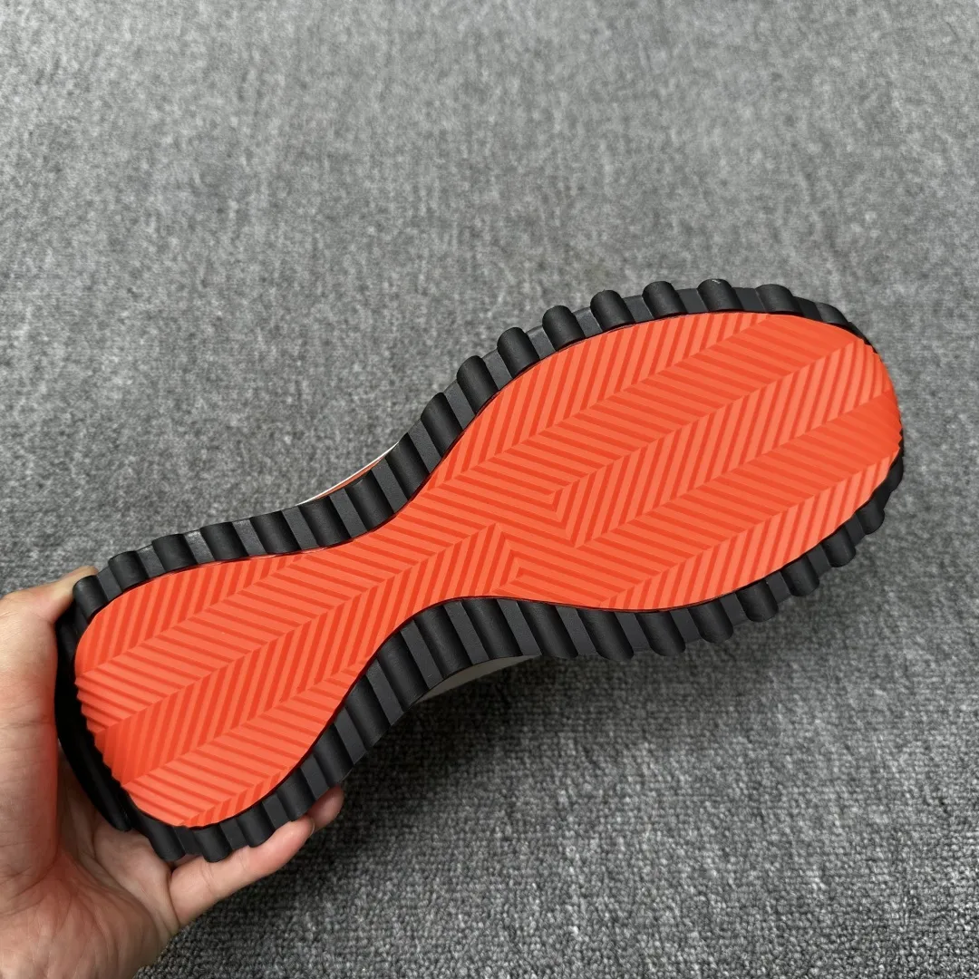 HERMES/爱马仕 Leader运动鞋! 多色拼接高科技斜纹、小牛皮和麂皮山羊皮运动鞋。轻盈几何鞋底,打造时尚都市造型。 产品详情: 白色和橙色橡胶鞋底 黑色橡胶鞋底,橙色橡胶嵌饰浅自然色皮革嵌饰白色橡胶鞋头 米色羊羔皮内底和内衬 棉质饰带,橡胶字样 鞋底高度:4cm 尺码:39-40-41-42-43-44(38.45订做) 💰330