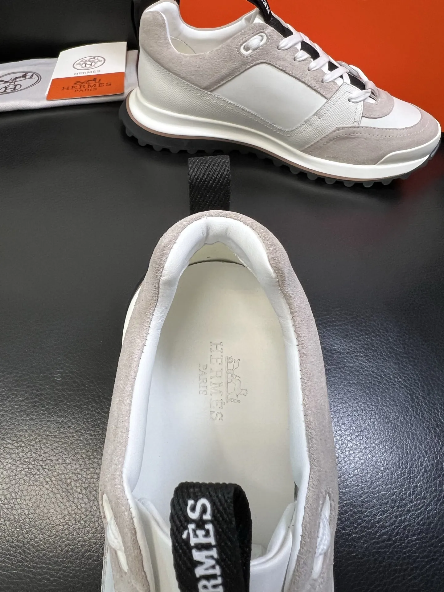 P250 Hermes 高品质 顶级代购 爱马仕 专柜同步发售原厂配置,意大利进口原版牛皮面料,高品质拼接工艺,全进口水染牛皮里垫,鞋底:原厂特供原版底超级舒适,原厂跟单货 欢迎对比,码数 38-44( 订做 45 )