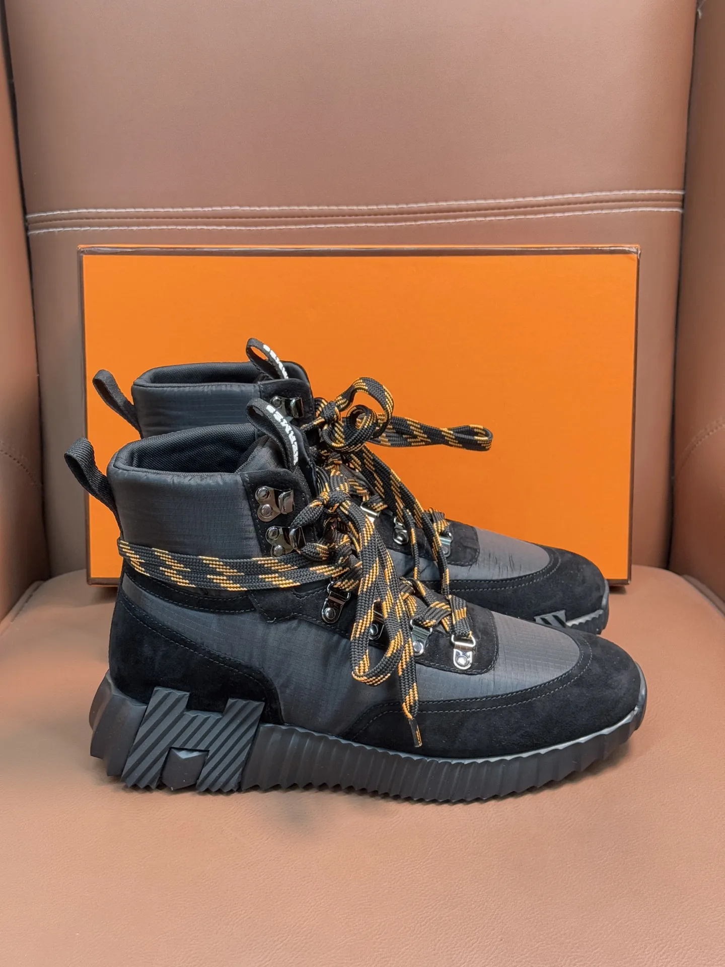 💰370 H 爱马仕高端奢品,男士高帮休闲运动鞋,头层磨砂牛皮拼接防水布,精品级别,打造现代都会风格!进口小牛皮内里,柔软舒适,TPU大底 轻便舒适,精品级别! Size:38-44(45定做)