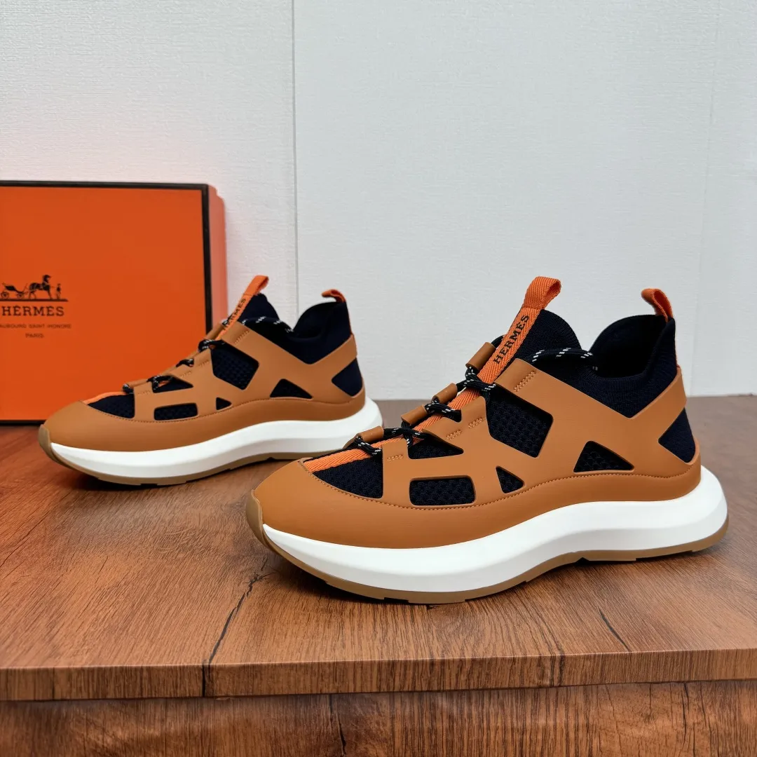 批330 HERMES/爱马仕 Katana男士运动鞋 厚底网布透气休闲鞋 这款运动鞋采用光滑小牛皮和针织网眼鞋面制成，鞋面几何镂空构型，套脚系带设计，配双色鞋带，鞋面及后跟饰以品牌徽标织带，搭配标志性&ldquo;H&rdquo;标识双色橡胶大底，厚度达4.5cm，对比色设计打造动感的现代造型，款式新颖时尚。柔软牛皮垫脚饰压纹徽标，时尚与舒适并存，上脚舒适透气有型。配全套包装防尘袋！ 尺码：39-40-41-42-43-44 皮鞋码 可定制38.45.46不退换 货号：H242978 橘黑