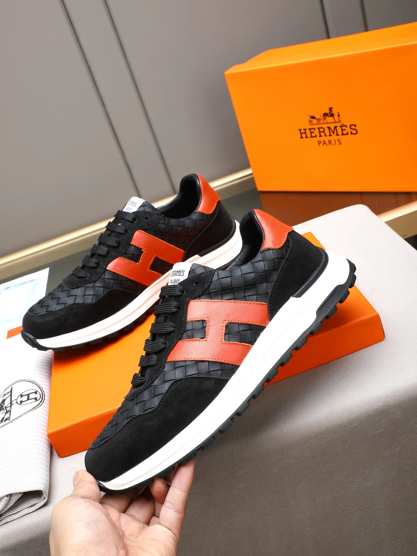 📛📛📛PPP210(Hermes 爱马仕)🆕男士拼色运动鞋,富有质感的小牛皮细节。拼接原版牛皮面,此鞋款从马术世界汲取灵感,融合技术细节和实用功能.透气羊里,原版组合大底,高端品质,各处细节均完美结合! Size:38-44 (45可定做)