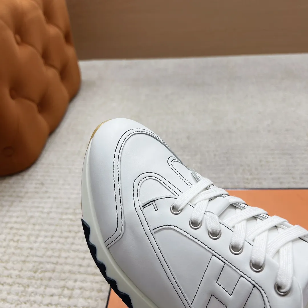 莞货hermes fw26 ne arrival～ 秋冬新款Trail运动鞋 Trail运动鞋款式，设计经典百搭，一脚蹬的样式方便穿脱，适合多种场合穿搭。品牌标识：爱马仕标志性的设计元素，彰显品牌身份。 采用牛皮材质，质感细腻，触感柔软，兼具舒适与高级感。提供丰富的色彩选择，包括深棕、黑色、米白、浅棕等，满足不同风格和搭配需求。做工精细，缝线工整，细节处体现品牌的精湛工艺，保证了鞋子的品质和耐用性。 size：35-45 P360男码+20