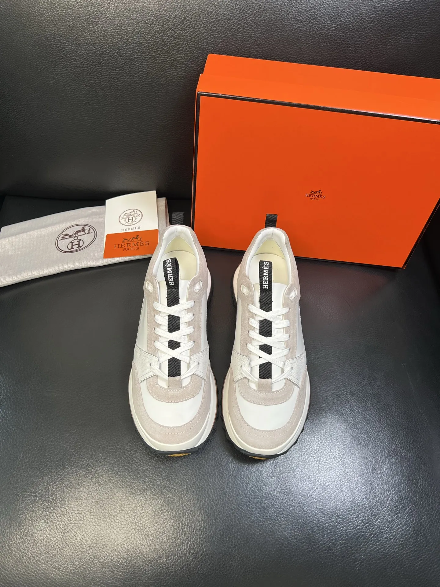 P250 Hermes 高品质 顶级代购 爱马仕 专柜同步发售原厂配置，意大利进口原版牛皮面料，高品质拼接工艺，全进口水染牛皮里垫，鞋底：原厂特供原版底超级舒适，原厂跟单货 欢迎对比，码数 38-44（ 订做 45 ）