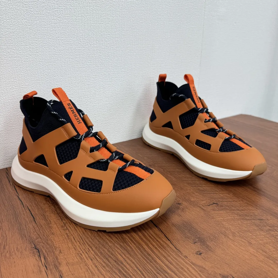 批330 HERMES/爱马仕 Katana男士运动鞋 厚底网布透气休闲鞋 这款运动鞋采用光滑小牛皮和针织网眼鞋面制成，鞋面几何镂空构型，套脚系带设计，配双色鞋带，鞋面及后跟饰以品牌徽标织带，搭配标志性&ldquo;H&rdquo;标识双色橡胶大底，厚度达4.5cm，对比色设计打造动感的现代造型，款式新颖时尚。柔软牛皮垫脚饰压纹徽标，时尚与舒适并存，上脚舒适透气有型。配全套包装防尘袋！ 尺码：39-40-41-42-43-44 皮鞋码 可定制38.45.46不退换 货号：H242978 橘黑
