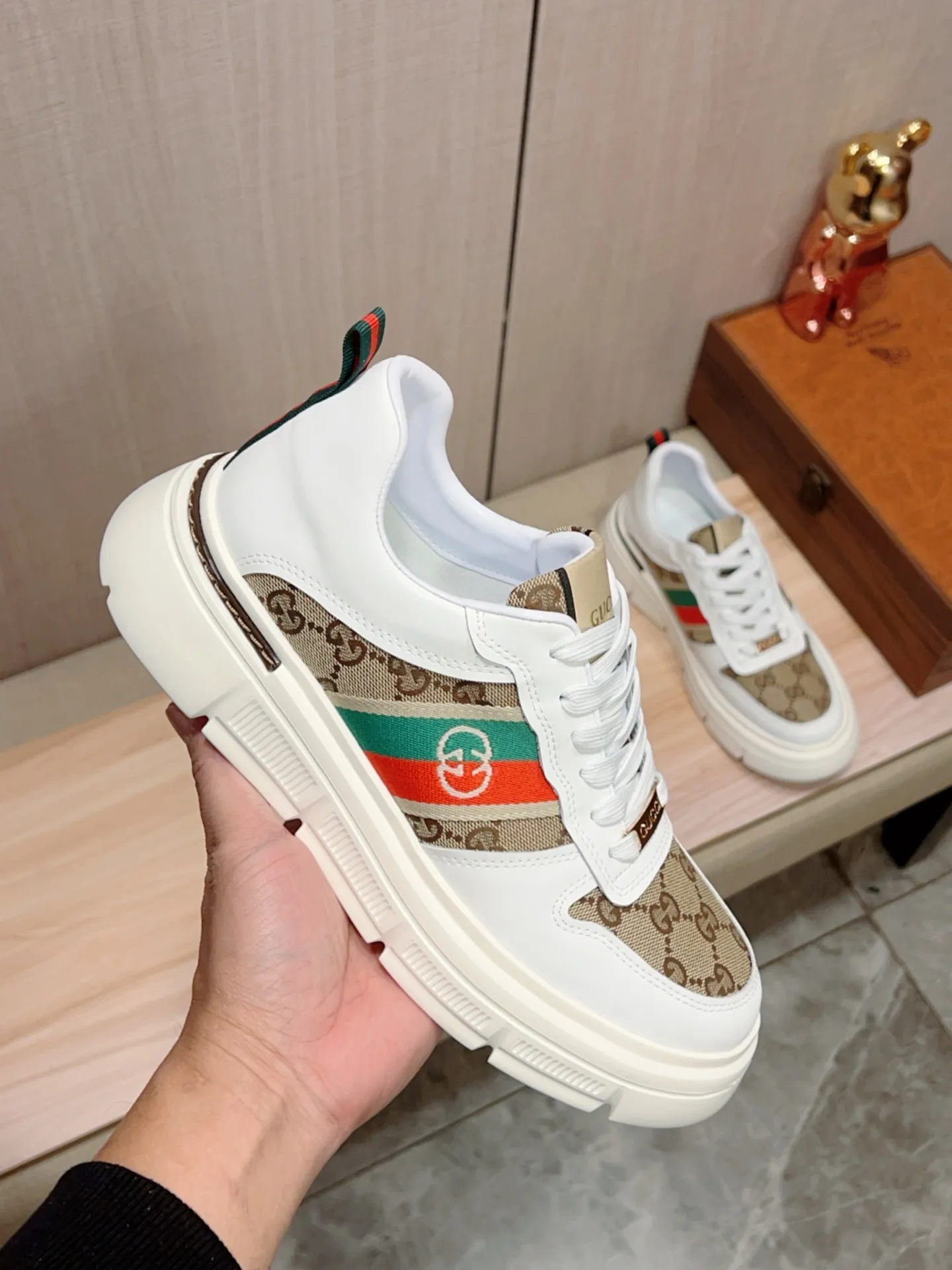 新款: 厂价:220💰💰🎩🎩[闪电][闪电] 《 古奇Gucci* 》 最新&bull;爆款休闲鞋，顶端品牌[勾引]奢侈～代购，顶级～质量。[强]鞋面選用进口透气牛皮搭配布材质➕透气羊皮垫脚（&bull;）精细做工。原版个性时尚柔软橡膠耐磨防滑大底，上脚轻巧舒适，实物拍摄🎬實物更好看，122:码: 38-44，2️⃣色入选