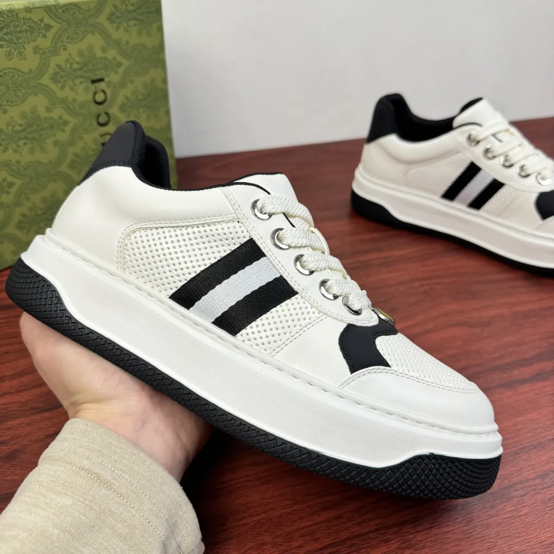 批380 Gucci/古驰 新款厚底男士小白鞋出货! 将复古格调与现代潮流完美融合。精选透气网眼与细腻皮革拼接,兼顾舒适与质感,标志性织带元素点缀鞋身,经典红绿、黑白配色碰撞出高级辨识度。厚底廓形巧妙修饰腿型,行走间自带轻盈感,粗麻绳鞋带与金属扣眼细节拉满,复古氛围扑面而来。无论是搭配西装裤还是牛仔裙,都能轻松驾驭通勤、约会等多元场景,马年焕新鞋柜,用这双鞋解锁意式优雅,让每一步都成为行走的时尚注脚,低调中彰显不凡品味。三色可选满足不同搭配需求,全套包装! 尺码:39-40-41-42-43-44皮鞋尺码 (可定制38.45.46) 货号:G852 白黑