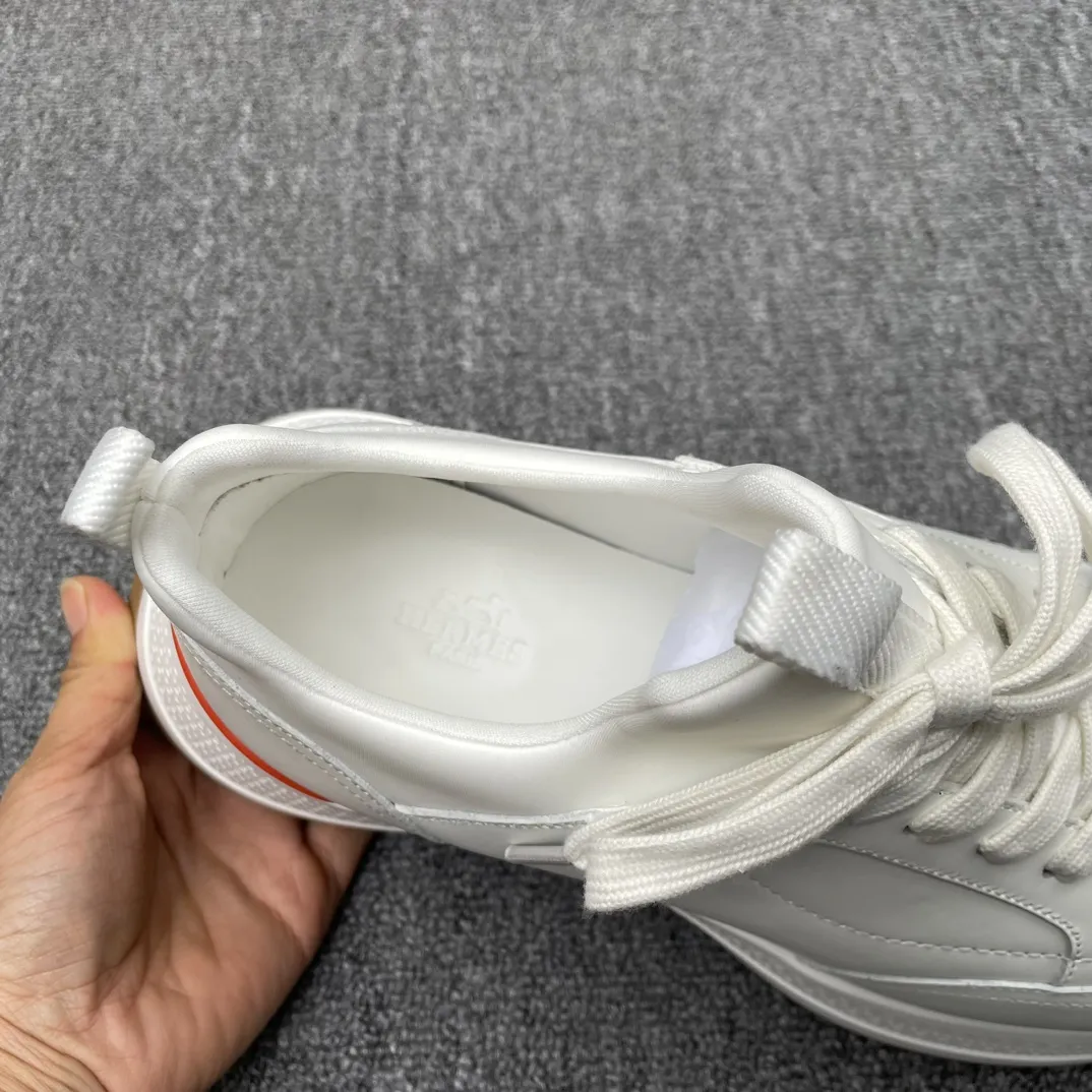 HERMES/爱马仕**运动男鞋 鞋面采用印花高科技泽西织物和小牛皮运动鞋。 超大鞋底装饰几何图案，饰有标志性&ldquo;H&rdquo;细节，打造户外运动风格。 蜂蜜色橡胶鞋底 白色橡胶中底，黑色和橙色橡胶嵌饰苔原绿色羊羔皮内底黑色高科技帆布内衬！ 尺码：39-40-41-42-43-44（38.45订做） 批370