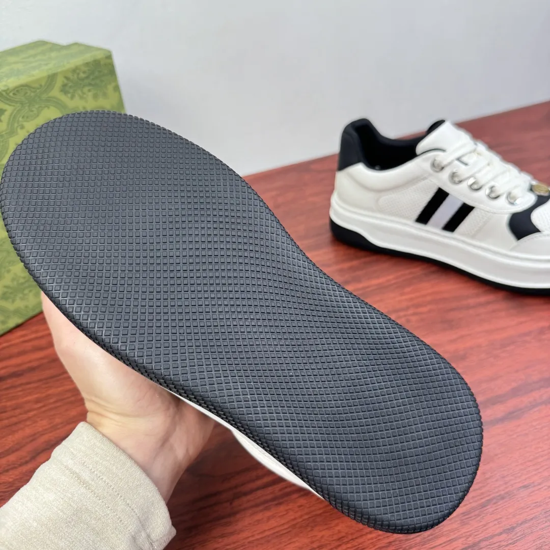 批380 Gucci/古驰 新款厚底男士小白鞋出货！ 将复古格调与现代潮流完美融合。精选透气网眼与细腻皮革拼接，兼顾舒适与质感，标志性织带元素点缀鞋身，经典红绿、黑白配色碰撞出高级辨识度。厚底廓形巧妙修饰腿型，行走间自带轻盈感，粗麻绳鞋带与金属扣眼细节拉满，复古氛围扑面而来。无论是搭配西装裤还是牛仔裙，都能轻松驾驭通勤、约会等多元场景，马年焕新鞋柜，用这双鞋解锁意式优雅，让每一步都成为行走的时尚注脚，低调中彰显不凡品味。三色可选满足不同搭配需求，全套包装！ 尺码：39-40-41-42-43-44皮鞋尺码 （可定制38.45.46） 货号：G852 白黑