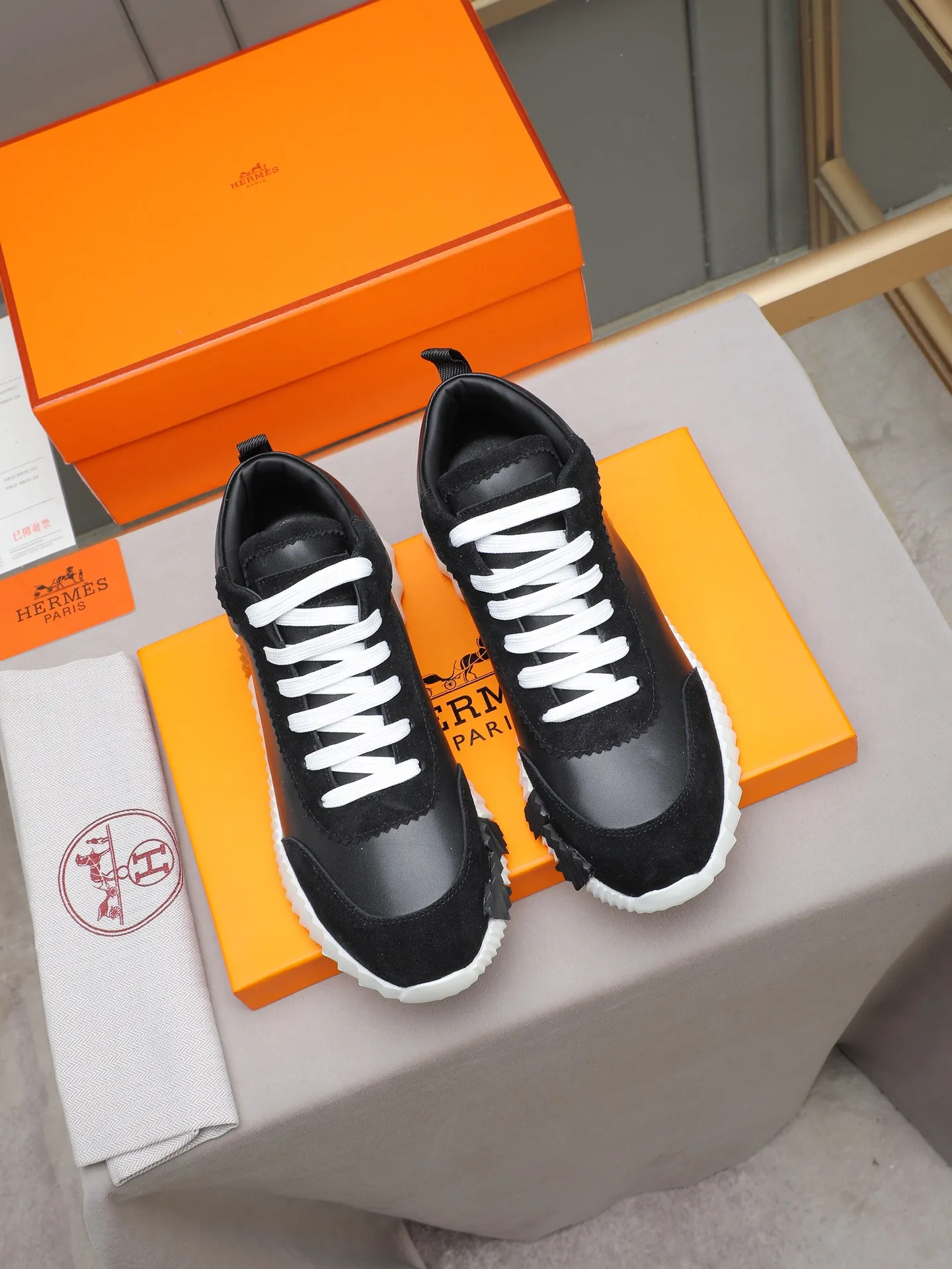 PPP230（Hermes 爱马仕高帮男鞋）🆕男士运动鞋，饰有富有质感的小牛皮细节。拼接原版牛皮面，此鞋款从马术世界汲取灵感，融合技术细节和实用功能.透气羊里，原版组合大底，高端品质，各处细节均完美结合！ Size：38-44 （45可定做）