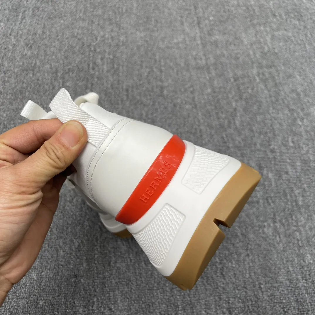 HERMES/爱马仕**运动男鞋 鞋面采用印花高科技泽西织物和小牛皮运动鞋。 超大鞋底装饰几何图案，饰有标志性&ldquo;H&rdquo;细节，打造户外运动风格。 蜂蜜色橡胶鞋底 白色橡胶中底，黑色和橙色橡胶嵌饰苔原绿色羊羔皮内底黑色高科技帆布内衬！ 尺码：39-40-41-42-43-44（38.45订做） 批370