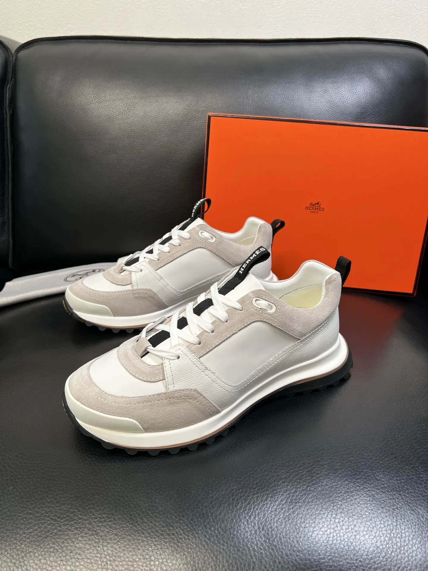 P250 Hermes 高品质 顶级代购 爱马仕 专柜同步发售原厂配置,意大利进口原版牛皮面料,高品质拼接工艺,全进口水染牛皮里垫,鞋底:原厂特供原版底超级舒适,原厂跟单货 欢迎对比,码数 38-44( 订做 45 )