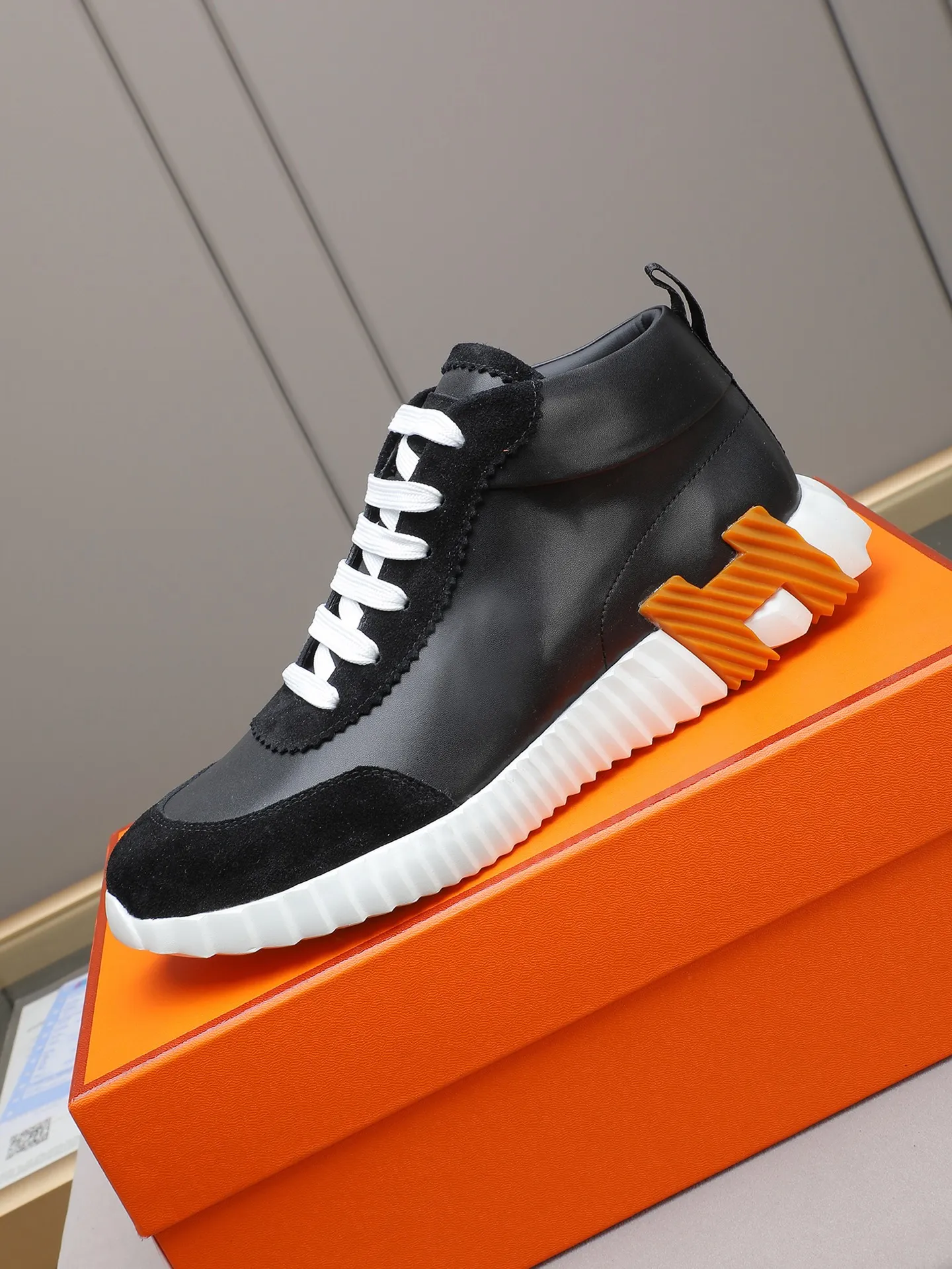 PPP230(Hermes 爱马仕高帮男鞋)🆕男士运动鞋,饰有富有质感的小牛皮细节。拼接原版牛皮面,此鞋款从马术世界汲取灵感,融合技术细节和实用功能.透气羊里,原版组合大底,高端品质,各处细节均完美结合! Size:38-44 (45可定做)