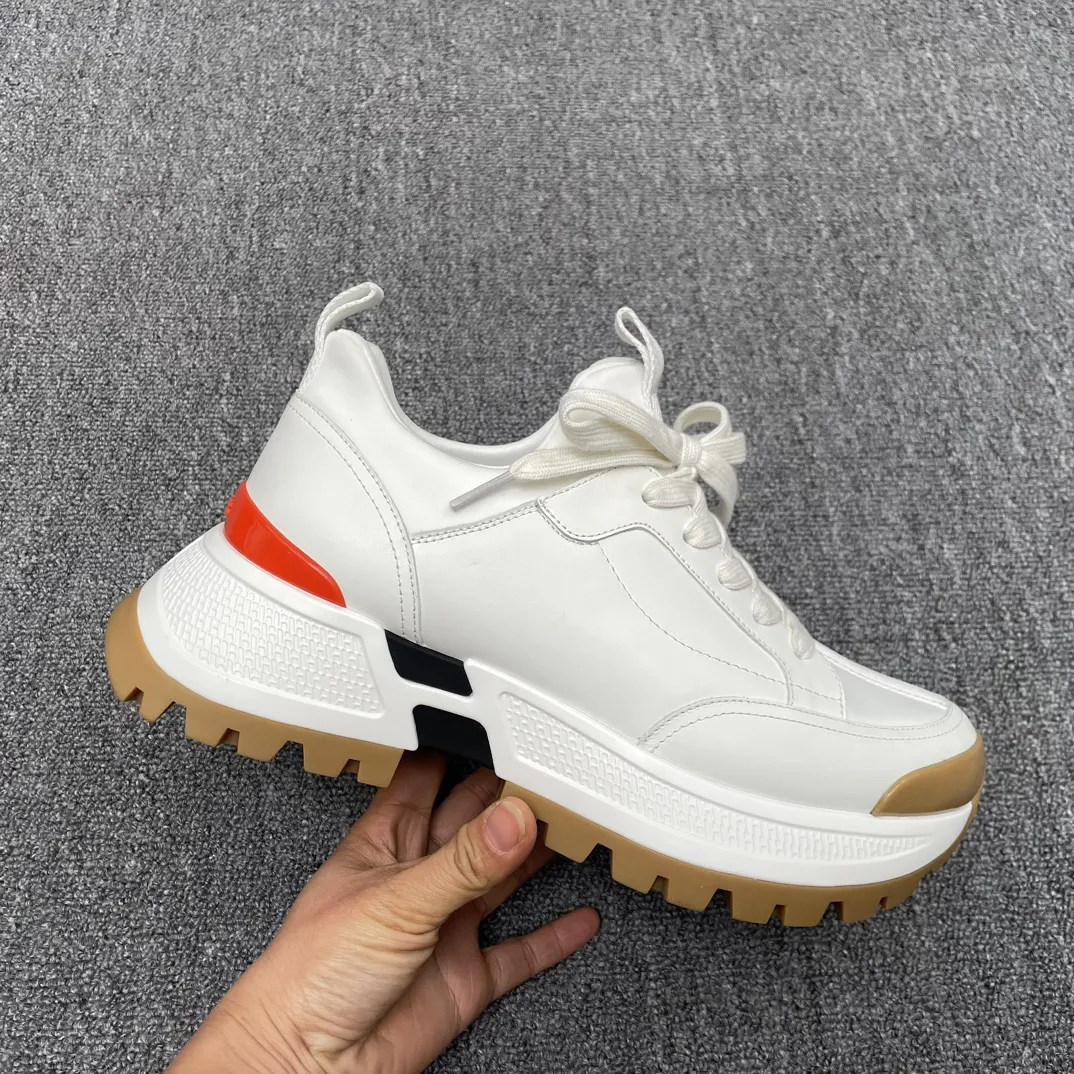 HERMES/爱马仕**运动男鞋 鞋面采用印花高科技泽西织物和小牛皮运动鞋。 超大鞋底装饰几何图案，饰有标志性&ldquo;H&rdquo;细节，打造户外运动风格。 蜂蜜色橡胶鞋底 白色橡胶中底，黑色和橙色橡胶嵌饰苔原绿色羊羔皮内底黑色高科技帆布内衬！ 尺码：39-40-41-42-43-44（38.45订做） 批370