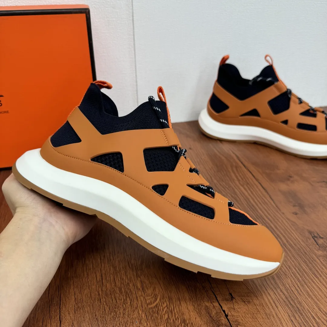 批330 HERMES/爱马仕 Katana男士运动鞋 厚底网布透气休闲鞋 这款运动鞋采用光滑小牛皮和针织网眼鞋面制成，鞋面几何镂空构型，套脚系带设计，配双色鞋带，鞋面及后跟饰以品牌徽标织带，搭配标志性&ldquo;H&rdquo;标识双色橡胶大底，厚度达4.5cm，对比色设计打造动感的现代造型，款式新颖时尚。柔软牛皮垫脚饰压纹徽标，时尚与舒适并存，上脚舒适透气有型。配全套包装防尘袋！ 尺码：39-40-41-42-43-44 皮鞋码 可定制38.45.46不退换 货号：H242978 橘黑