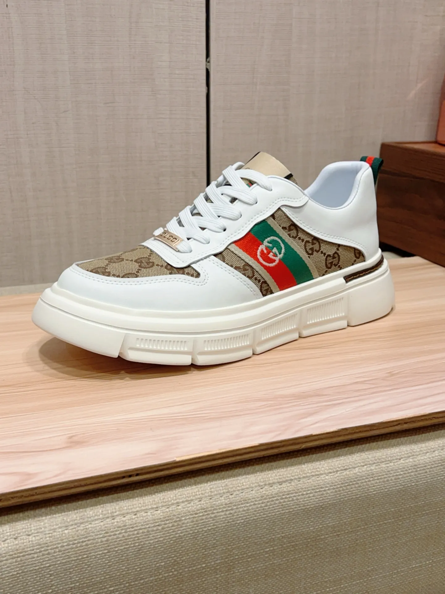 新款: 厂价:220💰💰🎩🎩[闪电][闪电] 《 古奇Gucci* 》 最新&bull;爆款休闲鞋，顶端品牌[勾引]奢侈～代购，顶级～质量。[强]鞋面選用进口透气牛皮搭配布材质➕透气羊皮垫脚（&bull;）精细做工。原版个性时尚柔软橡膠耐磨防滑大底，上脚轻巧舒适，实物拍摄🎬實物更好看，122:码: 38-44，2️⃣色入选