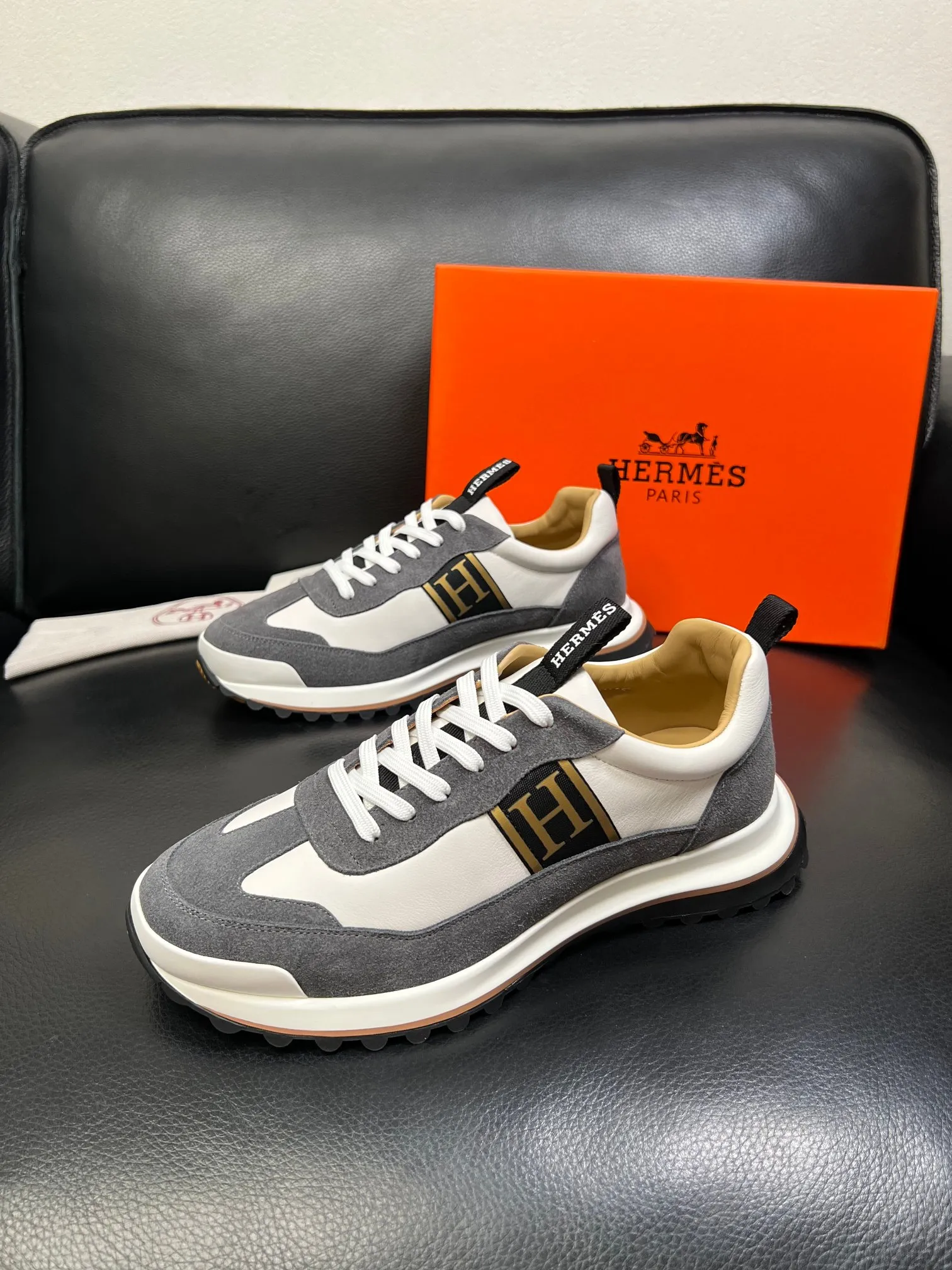 P250 Hermes 高品质 顶级工艺品 爱马仕 专柜同步发售原厂配置，意大利进口原版牛皮面料，高品质拼接工艺，全进口水染牛皮里垫，鞋底：原厂特供原版底超级舒适，原厂跟单货 欢迎对比，码数 39-44（ 订做 38 45 ）