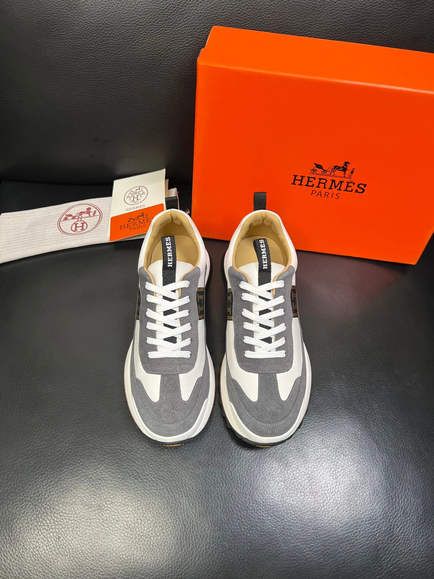 P250 Hermes 高品质 顶级工艺品 爱马仕 专柜同步发售原厂配置，意大利进口原版牛皮面料，高品质拼接工艺，全进口水染牛皮里垫，鞋底：原厂特供原版底超级舒适，原厂跟单货 欢迎对比，码数 39-44（ 订做 38 45 ）