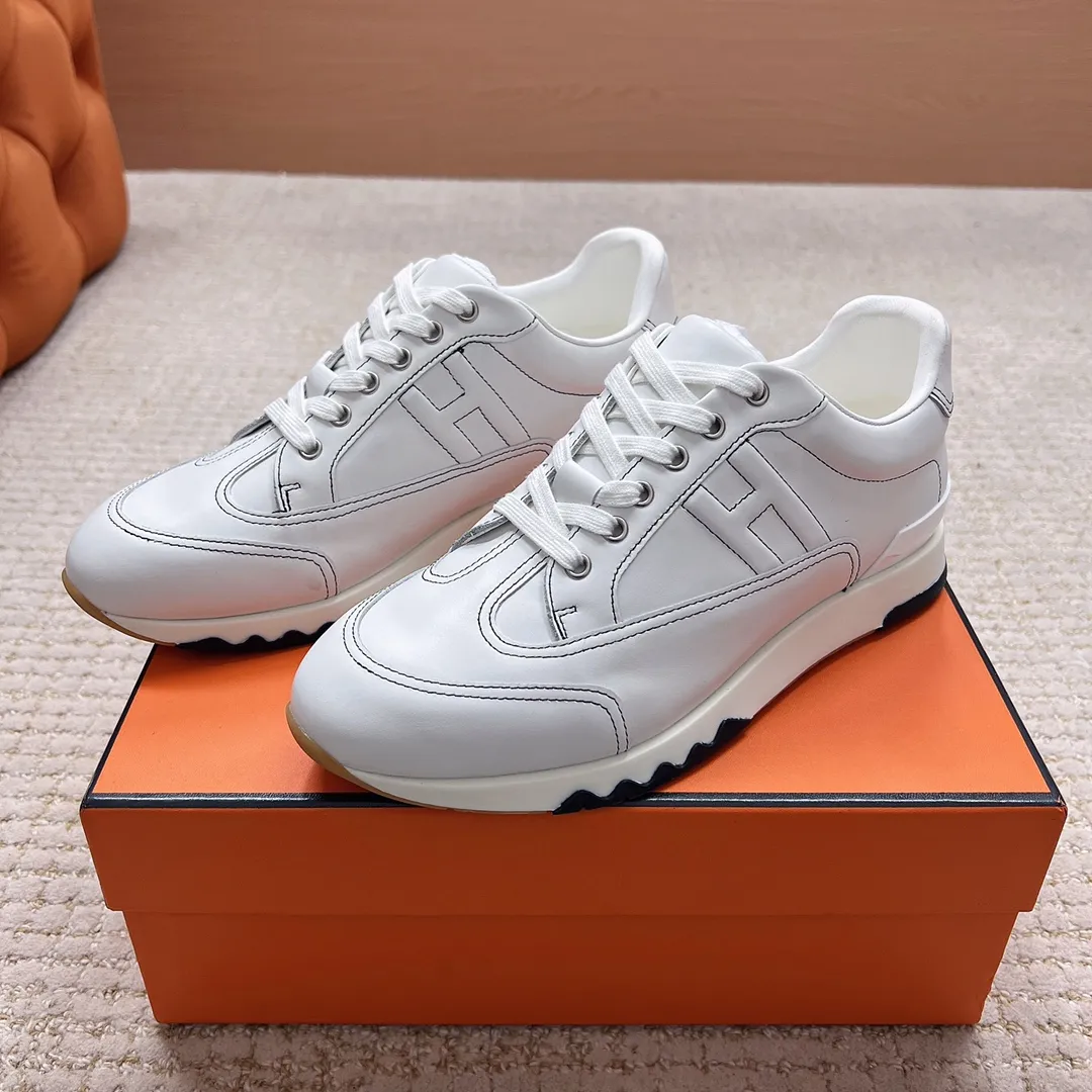 莞货hermes fw26 ne arrival~ 秋冬新款Trail运动鞋 Trail运动鞋款式,设计经典百搭,一脚蹬的样式方便穿脱,适合多种场合穿搭。品牌标识:爱马仕标志性的设计元素,彰显品牌身份。 采用牛皮材质,质感细腻,触感柔软,兼具舒适与高级感。提供丰富的色彩选择,包括深棕、黑色、米白、浅棕等,满足不同风格和搭配需求。做工精细,缝线工整,细节处体现品牌的精湛工艺,保证了鞋子的品质和耐用性。 size:35-45 P360男码+20