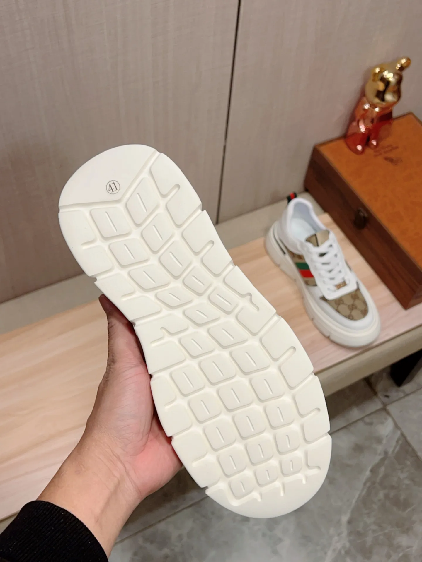 新款: 厂价:220💰💰🎩🎩[闪电][闪电] 《 古奇Gucci* 》 最新&bull;爆款休闲鞋，顶端品牌[勾引]奢侈～代购，顶级～质量。[强]鞋面選用进口透气牛皮搭配布材质➕透气羊皮垫脚（&bull;）精细做工。原版个性时尚柔软橡膠耐磨防滑大底，上脚轻巧舒适，实物拍摄🎬實物更好看，122:码: 38-44，2️⃣色入选