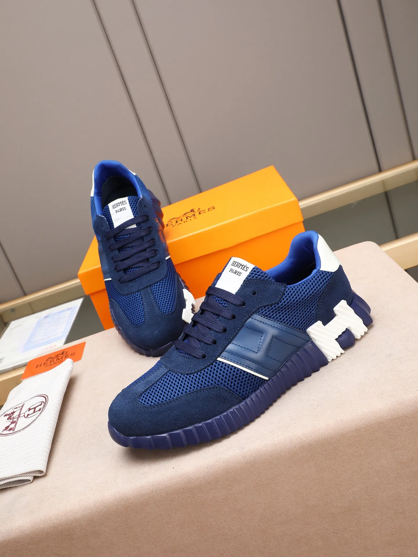 P210。H爱马仕运动鞋撞色系列,男士休闲运动鞋,鞋面小牛皮➕头层磨砂拼接打造,舒适透气羊里!质感十足,轻盈鞋底装饰撞色图案,打造百搭时尚风格。 Size:38-44(45定做)