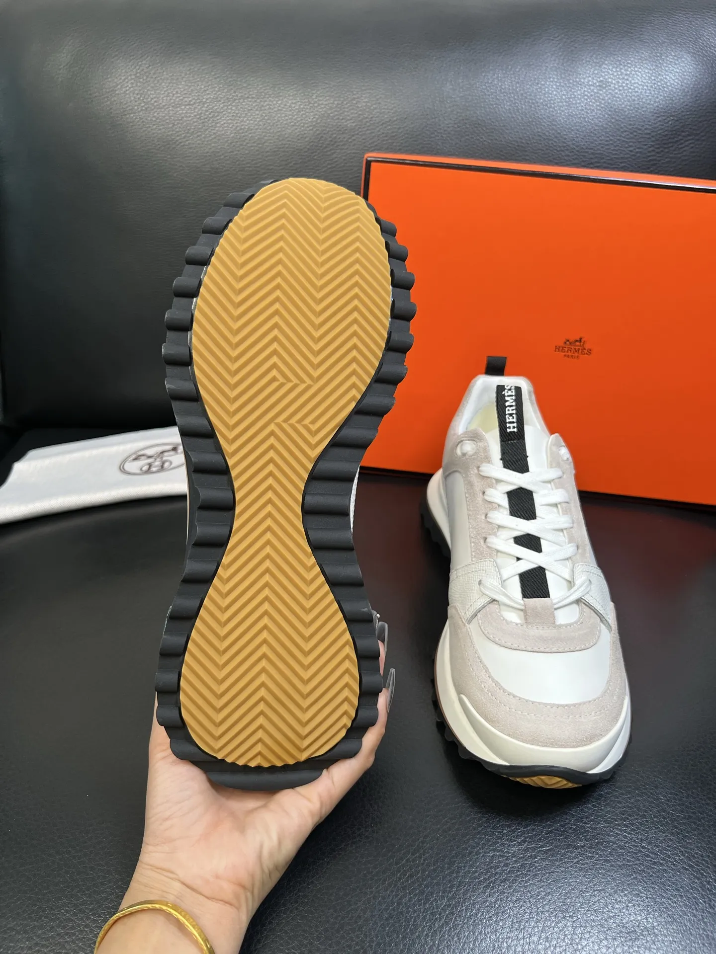 P250 Hermes 高品质 顶级代购 爱马仕 专柜同步发售原厂配置，意大利进口原版牛皮面料，高品质拼接工艺，全进口水染牛皮里垫，鞋底：原厂特供原版底超级舒适，原厂跟单货 欢迎对比，码数 38-44（ 订做 45 ）