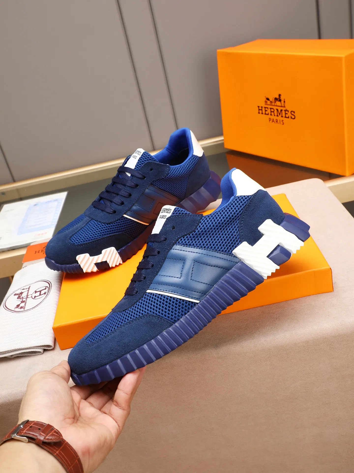 P210。H爱马仕运动鞋撞色系列，男士休闲运动鞋，鞋面小牛皮➕头层磨砂拼接打造，舒适透气羊里！质感十足，轻盈鞋底装饰撞色图案，打造百搭时尚风格。 Size：38-44（45定做）