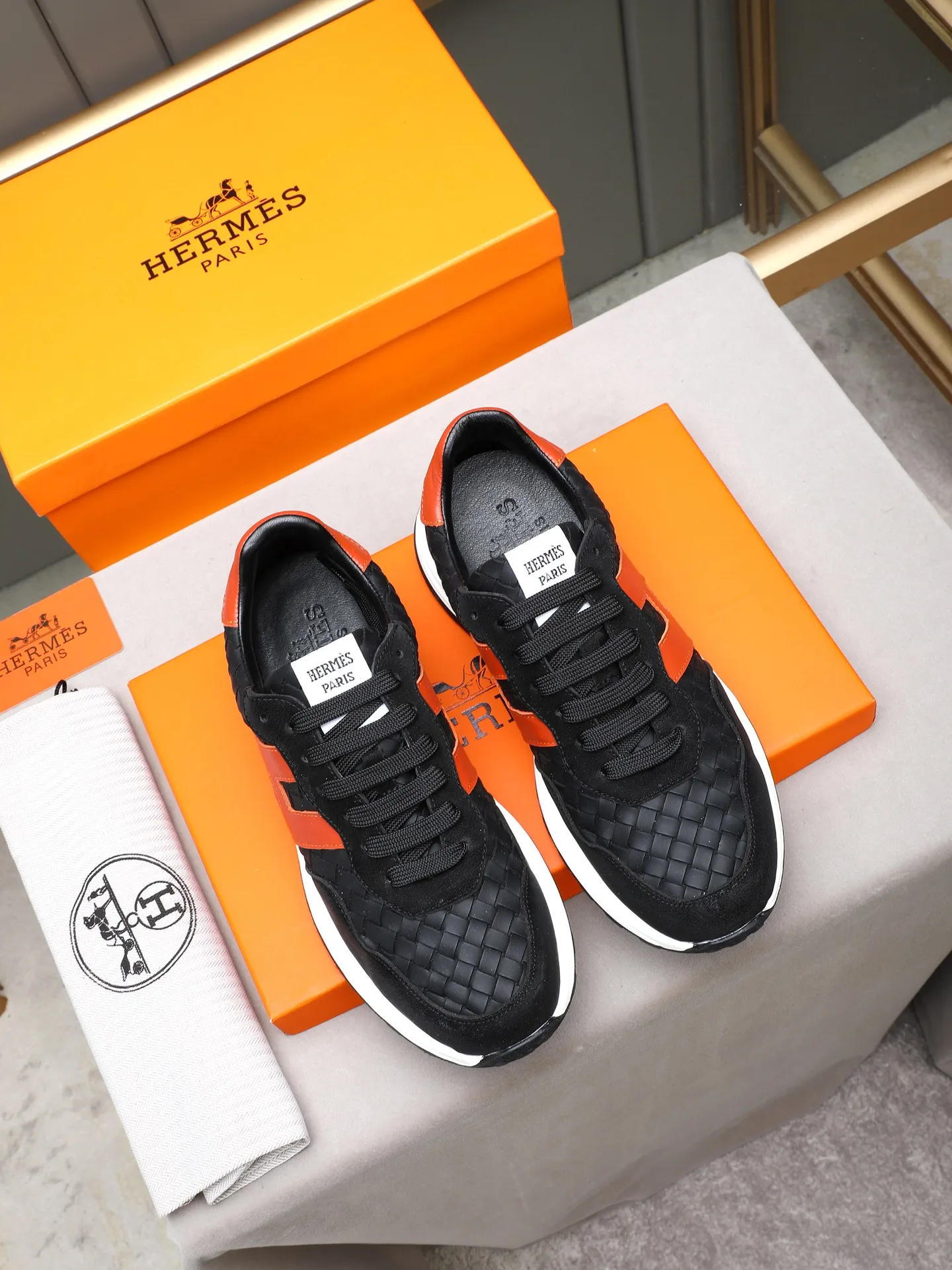 📛📛📛PPP210(Hermes 爱马仕)🆕男士拼色运动鞋,富有质感的小牛皮细节。拼接原版牛皮面,此鞋款从马术世界汲取灵感,融合技术细节和实用功能.透气羊里,原版组合大底,高端品质,各处细节均完美结合! Size:38-44 (45可定做)