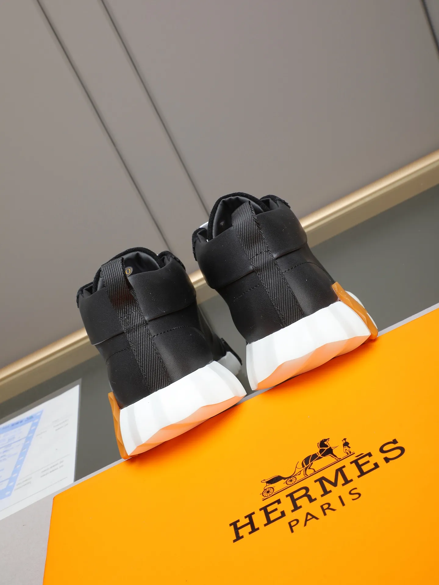 PPP230（Hermes 爱马仕高帮男鞋）🆕男士运动鞋，饰有富有质感的小牛皮细节。拼接原版牛皮面，此鞋款从马术世界汲取灵感，融合技术细节和实用功能.透气羊里，原版组合大底，高端品质，各处细节均完美结合！ Size：38-44 （45可定做）