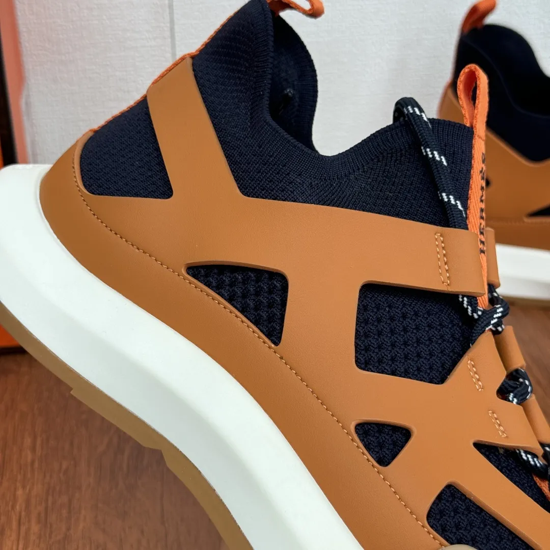 批330 HERMES/爱马仕 Katana男士运动鞋 厚底网布透气休闲鞋 这款运动鞋采用光滑小牛皮和针织网眼鞋面制成,鞋面几何镂空构型,套脚系带设计,配双色鞋带,鞋面及后跟饰以品牌徽标织带,搭配标志性“H”标识双色橡胶大底,厚度达4.5cm,对比色设计打造动感的现代造型,款式新颖时尚。柔软牛皮垫脚饰压纹徽标,时尚与舒适并存,上脚舒适透气有型。配全套包装防尘袋! 尺码:39-40-41-42-43-44 皮鞋码 可定制38.45.46不退换 货号:H242978 橘黑