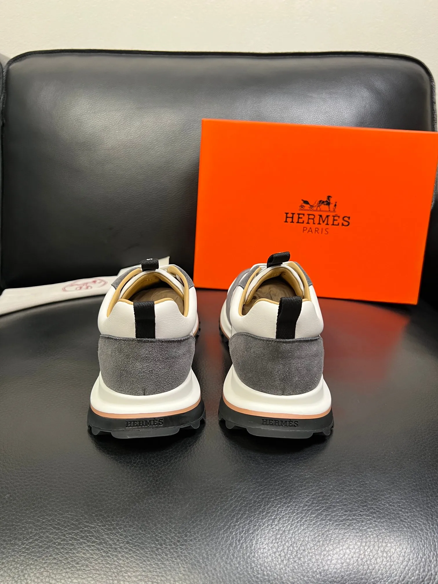 P250 Hermes 高品质 顶级工艺品 爱马仕 专柜同步发售原厂配置,意大利进口原版牛皮面料,高品质拼接工艺,全进口水染牛皮里垫,鞋底:原厂特供原版底超级舒适,原厂跟单货 欢迎对比,码数 39-44( 订做 38 45 )