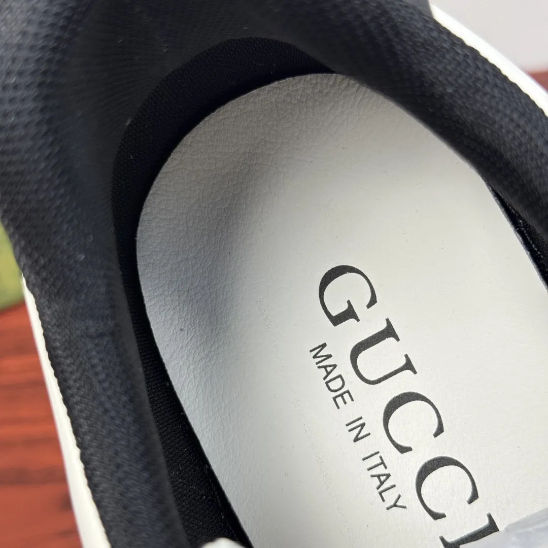 批380 Gucci/古驰 新款厚底男士小白鞋出货! 将复古格调与现代潮流完美融合。精选透气网眼与细腻皮革拼接,兼顾舒适与质感,标志性织带元素点缀鞋身,经典红绿、黑白配色碰撞出高级辨识度。厚底廓形巧妙修饰腿型,行走间自带轻盈感,粗麻绳鞋带与金属扣眼细节拉满,复古氛围扑面而来。无论是搭配西装裤还是牛仔裙,都能轻松驾驭通勤、约会等多元场景,马年焕新鞋柜,用这双鞋解锁意式优雅,让每一步都成为行走的时尚注脚,低调中彰显不凡品味。三色可选满足不同搭配需求,全套包装! 尺码:39-40-41-42-43-44皮鞋尺码 (可定制38.45.46) 货号:G852 白黑