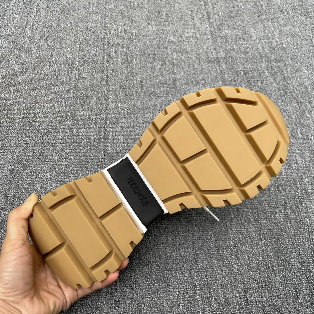 HERMES/爱马仕**运动男鞋 鞋面采用印花高科技泽西织物和小牛皮运动鞋。 超大鞋底装饰几何图案，饰有标志性&ldquo;H&rdquo;细节，打造户外运动风格。 蜂蜜色橡胶鞋底 白色橡胶中底，黑色和橙色橡胶嵌饰苔原绿色羊羔皮内底黑色高科技帆布内衬！ 尺码：39-40-41-42-43-44（38.45订做） 批370