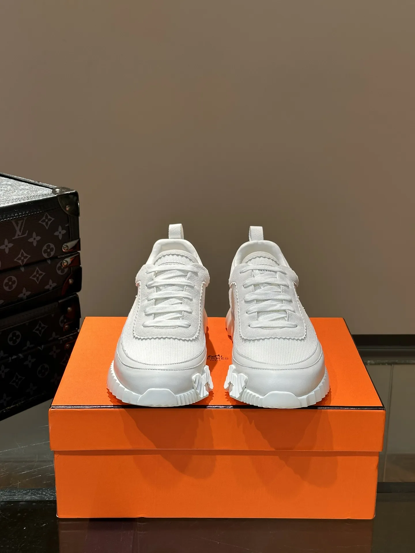 ◾️▫️H爱马仕Bouncing运动鞋,男士休闲运动鞋,鞋面牛皮拼接高端网布打造,进口材质,质感十足,轻盈鞋底装饰撞色图案,打造百搭时尚风格。 P200元 Size:38-44