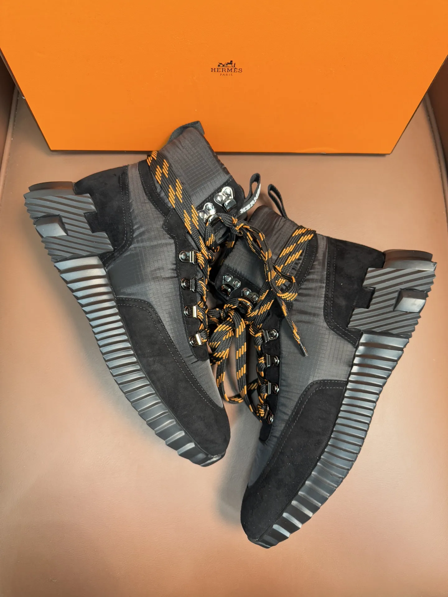 💰370 H 爱马仕高端奢品,男士高帮休闲运动鞋,头层磨砂牛皮拼接防水布,精品级别,打造现代都会风格!进口小牛皮内里,柔软舒适,TPU大底 轻便舒适,精品级别! Size:38-44(45定做)