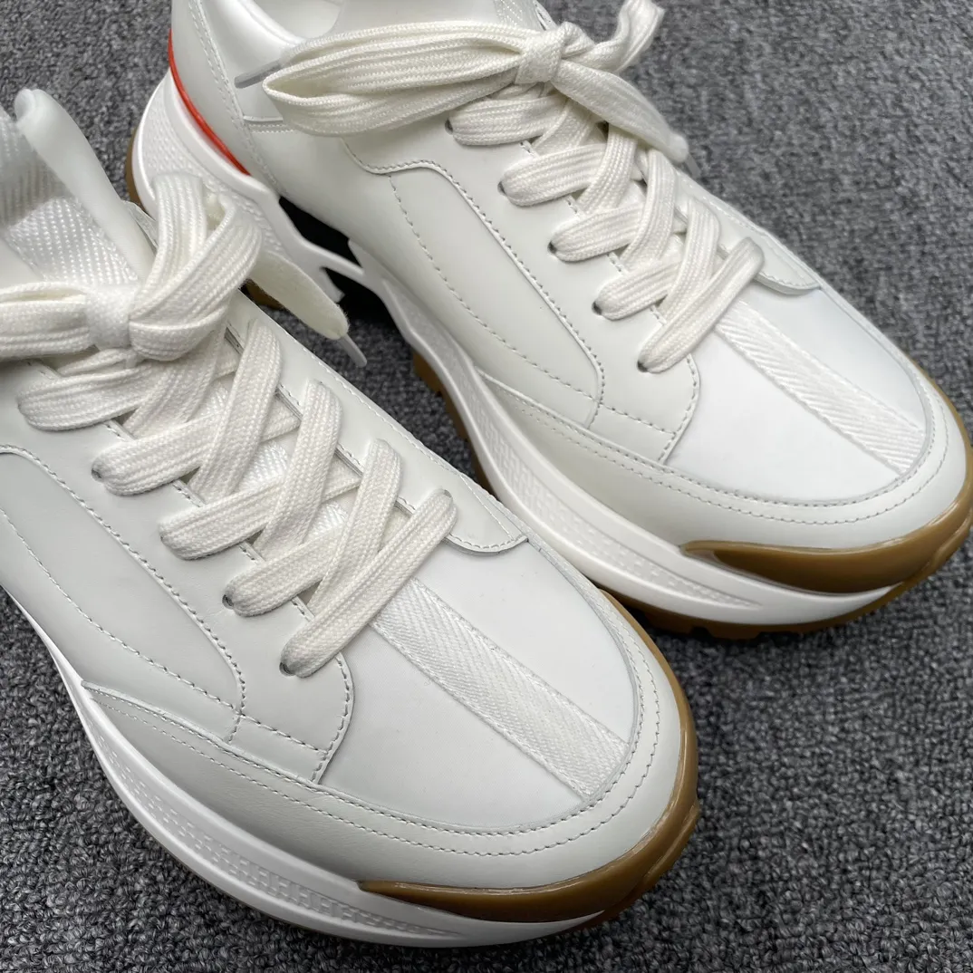 HERMES/爱马仕**运动男鞋 鞋面采用印花高科技泽西织物和小牛皮运动鞋。 超大鞋底装饰几何图案，饰有标志性&ldquo;H&rdquo;细节，打造户外运动风格。 蜂蜜色橡胶鞋底 白色橡胶中底，黑色和橙色橡胶嵌饰苔原绿色羊羔皮内底黑色高科技帆布内衬！ 尺码：39-40-41-42-43-44（38.45订做） 批370