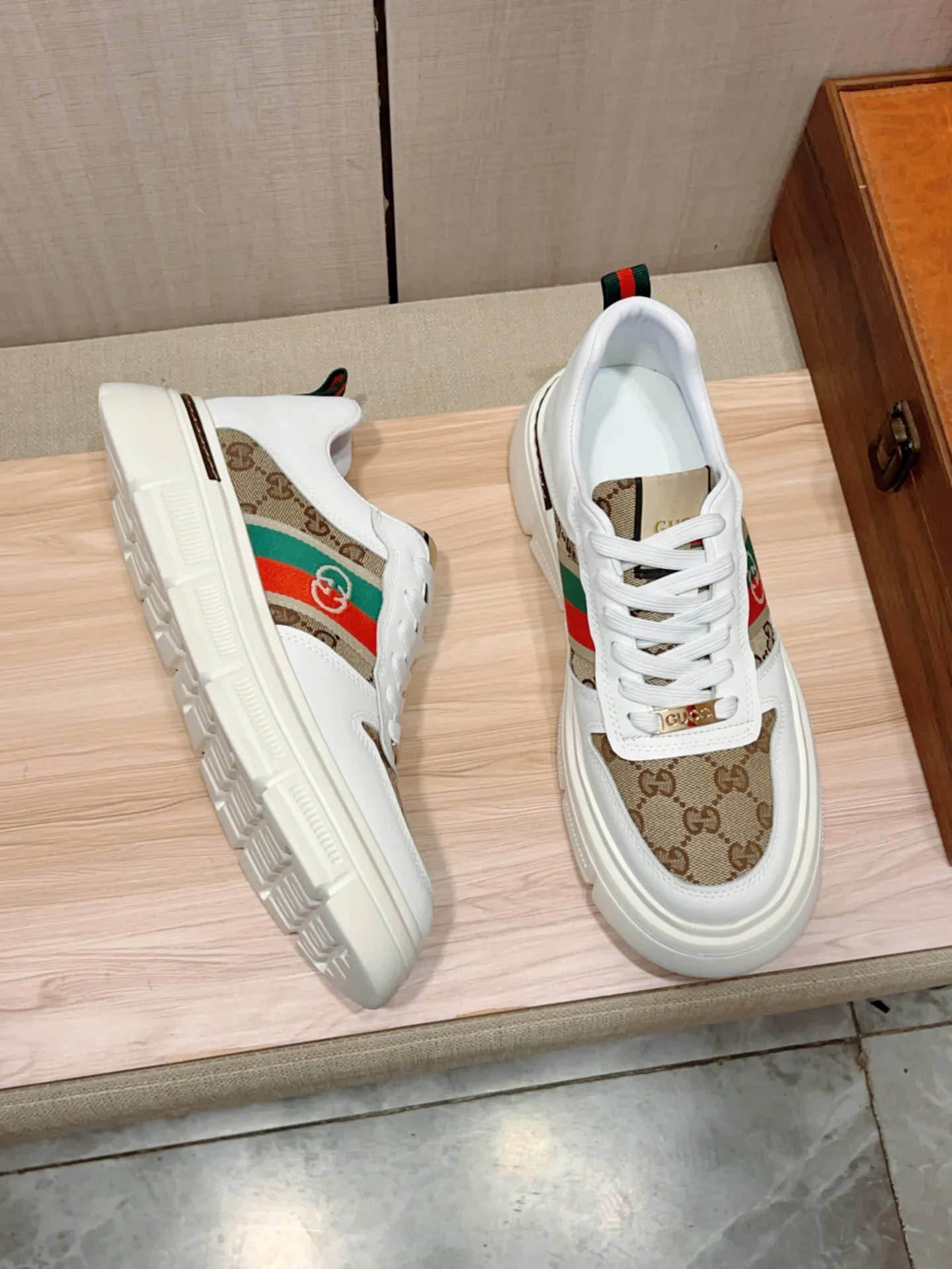 新款: 厂价:220💰💰🎩🎩[闪电][闪电] 《 古奇Gucci* 》 最新&bull;爆款休闲鞋，顶端品牌[勾引]奢侈～代购，顶级～质量。[强]鞋面選用进口透气牛皮搭配布材质➕透气羊皮垫脚（&bull;）精细做工。原版个性时尚柔软橡膠耐磨防滑大底，上脚轻巧舒适，实物拍摄🎬實物更好看，122:码: 38-44，2️⃣色入选